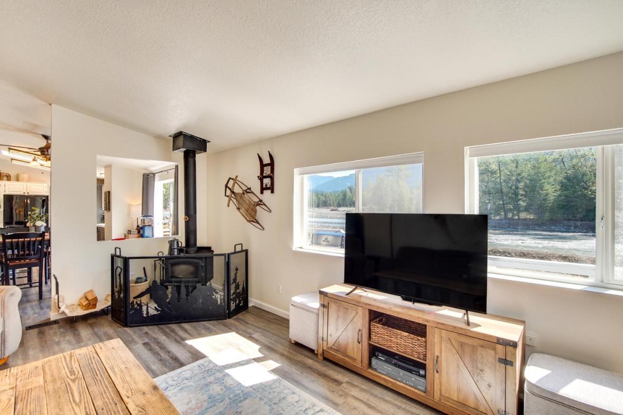 Riverfront Home With Deck, Near Mount Rainier! Packwood Buitenkant foto