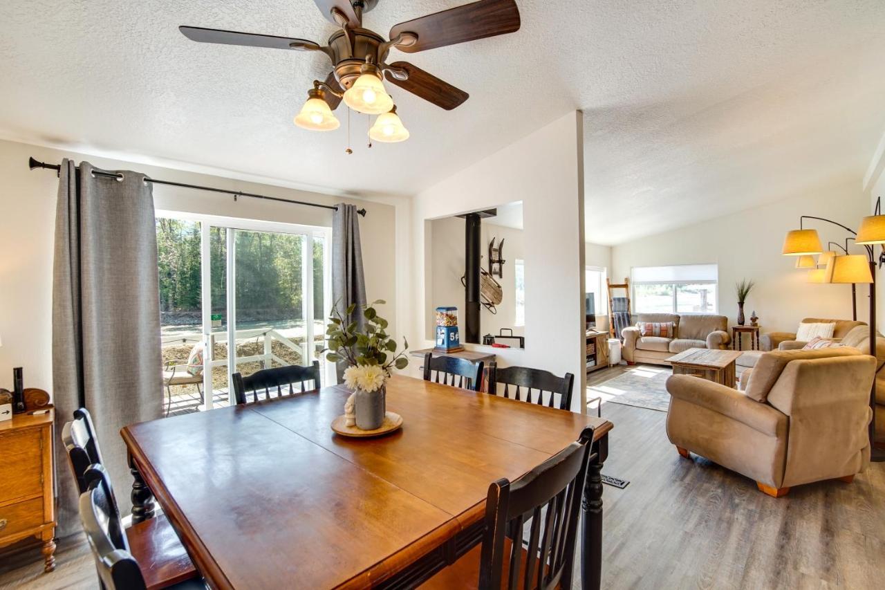 Riverfront Home With Deck, Near Mount Rainier! Packwood Buitenkant foto