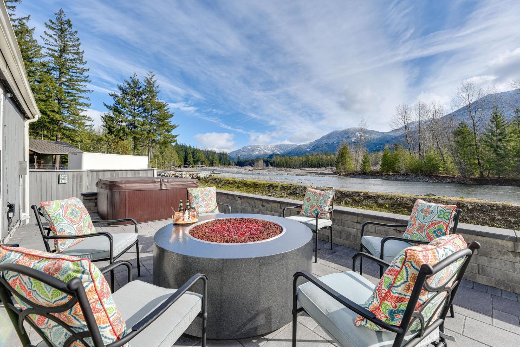 Riverfront Home With Deck, Near Mount Rainier! Packwood Buitenkant foto